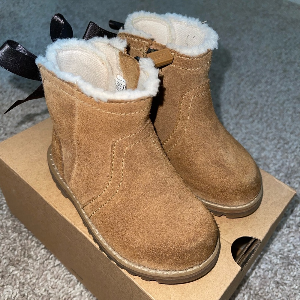 Uggs boots with bow 6c